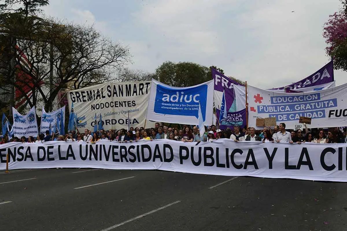 13-10-26-unc-marcha