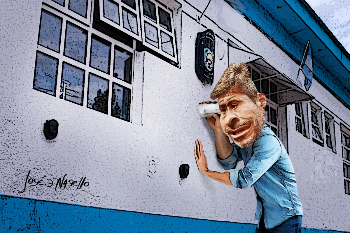 ilustra quinteros escucha con un vaso acomisaria